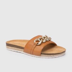 Frankie4 Quinn Tan slide sandals with a gold chain detail Women’s Sz 7